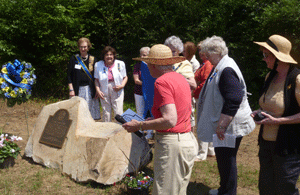 Fort San Juan Chapter placing Colonial Dames XVII Marker